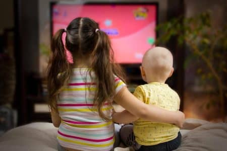 Soziale Themen in Anime Kinder beim Fernsehen schauen halten sich im Arm